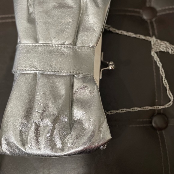 Silver tone Purse, can be used as a Clutch Bag or Crossbody (chain attached) - Picture 3 of 5